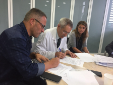 El Sr. Bosch i el Dr. Aranalde firmen l'acord de col·laboració entre el Banc Farmacèutic i ACEBA