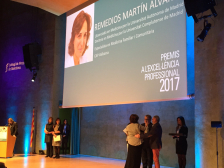 Dra. Martín Alvárez recibe el galardón. Premios a la Excelencia Profesional del CoMB 2017
