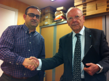 El Sr. Marc Ibars, president de la Federació Catalana de Donants de Sang, i el Dr. Lluís Gràcia, gerent de l’EAP Vallcarca-Sant Gervasi ultimant l’acord de col·laboració